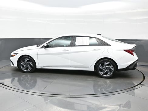 Certified 2025 Hyundai Elantra SEL image 3