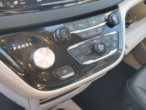 Certified 2024 Chrysler Pacifica Touring-L image 17