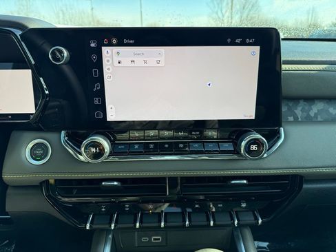 Used 2024 Chevrolet Colorado ZR2 w/ Technology Package image 21