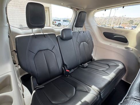 Used 2022 Chrysler Pacifica Touring-L FWD image 36