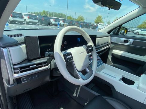 Used 2025 Hyundai Santa Fe SE FWD image 9