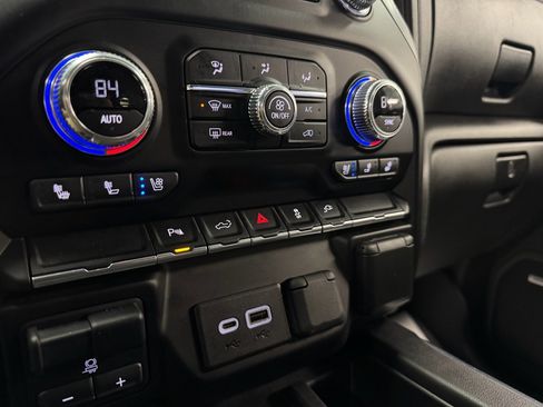 Used 2023 GMC Sierra 2500 SLT w/ SLT Preferred Package image 28