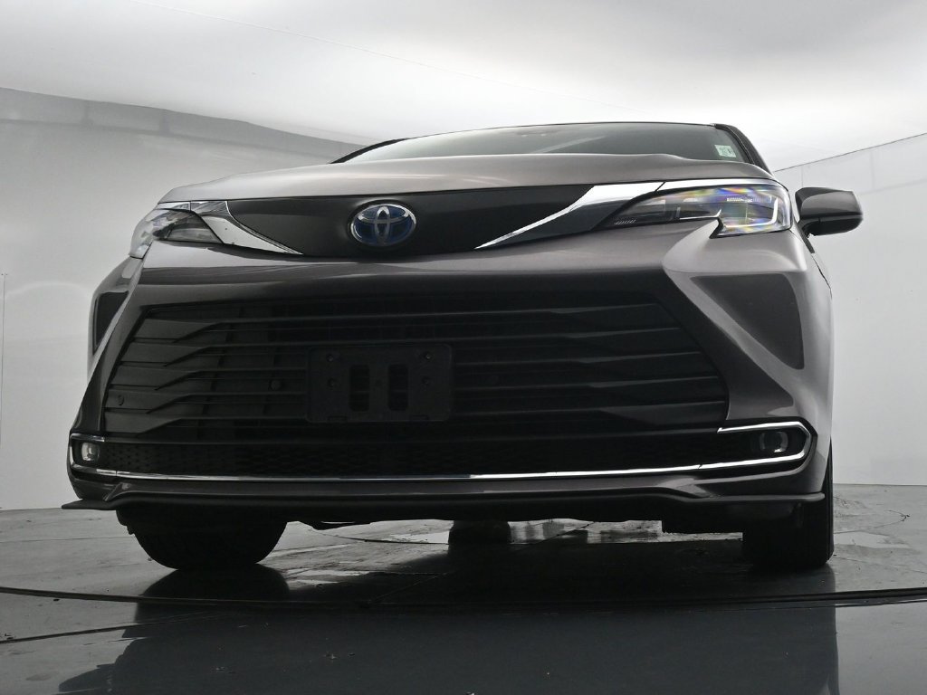 Used 2023 Toyota Sienna XLE w/ XLE Plus Package AWD/4WD image 19
