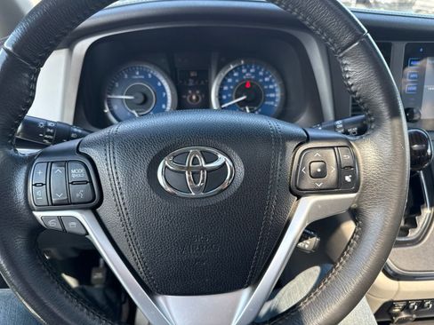 Used 2016 Toyota Sienna XLE w/ XLE Navigation Package AWD/4WD image 16