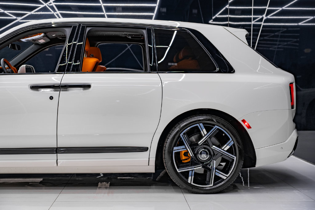 Used 2025 Rolls-Royce Cullinan Black Badge AWD/4WD image 12