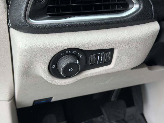 Used 2023 Chrysler Pacifica Limited FWD image 28