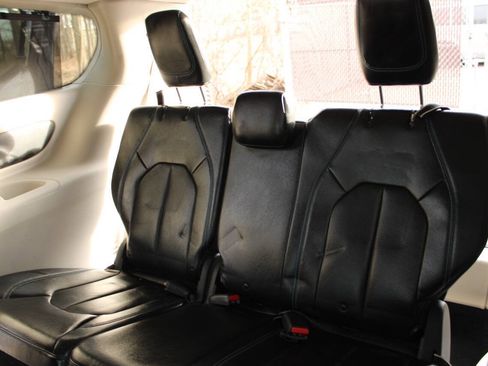 Used 2021 Chrysler Pacifica Touring-L FWD image 24