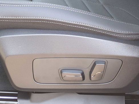 Used 2025 BMW X1 xDrive28i w/ Technology Package image 17