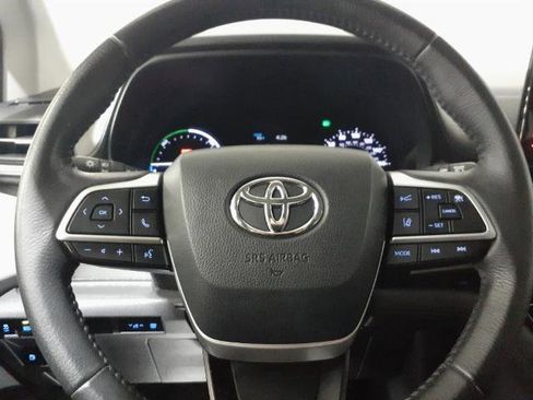 Used 2021 Toyota Sienna XLE image 3