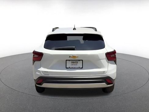 Used 2025 Chevrolet Trax LT FWD image 12