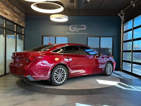 Used 2019 Toyota Avalon Limited FWD image 3