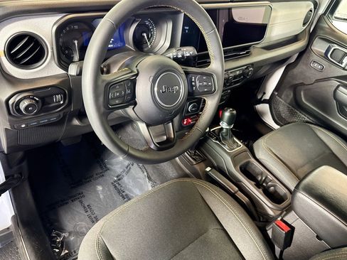 Used 2024 Jeep Wrangler Unlimited image 9