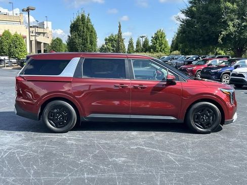 Used 2025 Kia Carnival FWD image 3