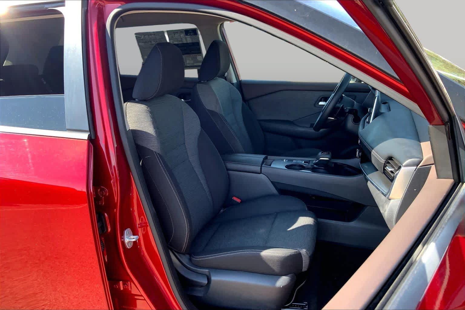 Used 2022 Nissan Rogue SV FWD image 9