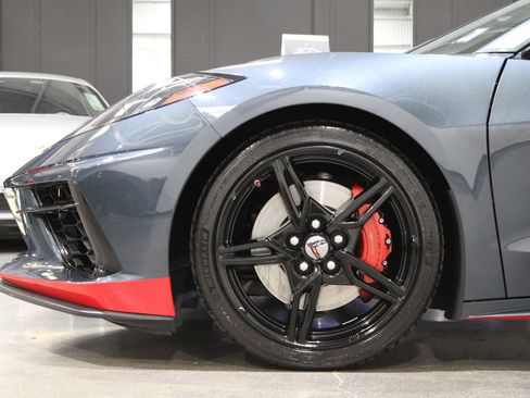 Used 2021 Chevrolet Corvette Stingray Coupe w/ Z51 Performance Package RWD image 10
