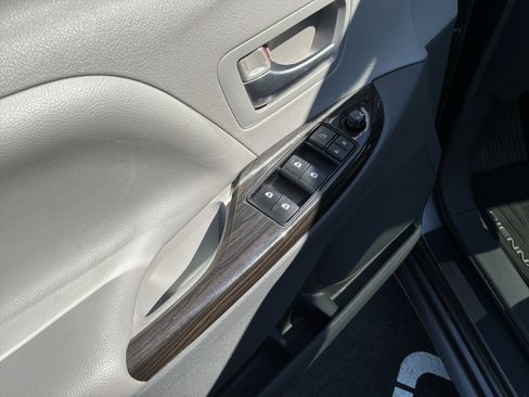 Used 2015 Toyota Sienna XLE w/ XLE Navigation Package FWD image 15