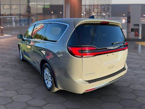 Used 2023 Chrysler Pacifica Touring-L FWD image 9