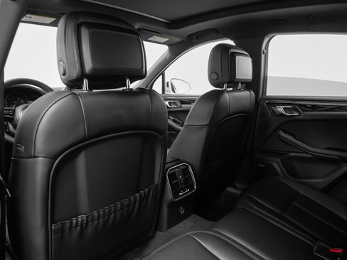 Used 2025 Porsche Macan image 39