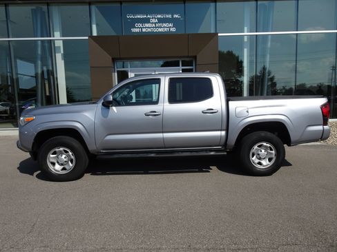 Used 2020 Toyota Tacoma SR AWD/4WD image 2