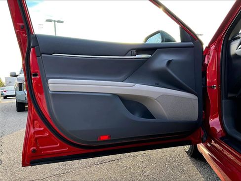 Used 2021 Toyota Camry SE image 9