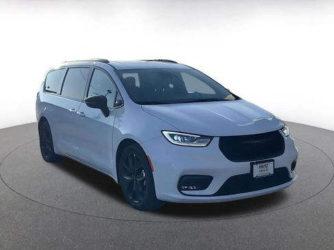 Used 2025 Chrysler Pacifica Limited image 3