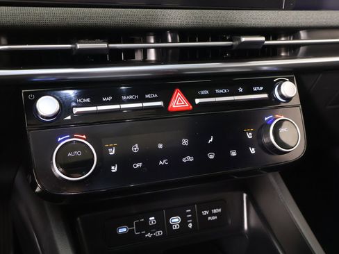 Certified 2025 Hyundai Santa Cruz Limited image 7