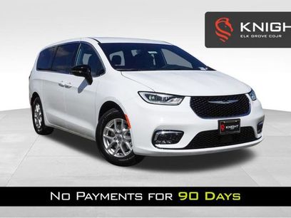 New 2025 Chrysler Pacifica Select w/ Uconnect Theater Family Group