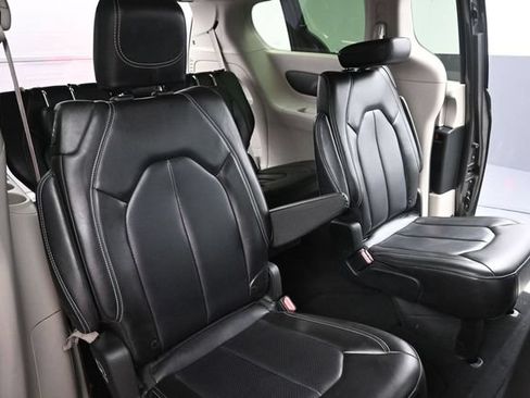 Used 2023 Chrysler Pacifica Touring-L FWD image 23