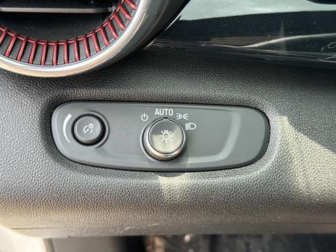 Used 2025 Chevrolet Trax RS w/ Sunroof Package FWD image 21
