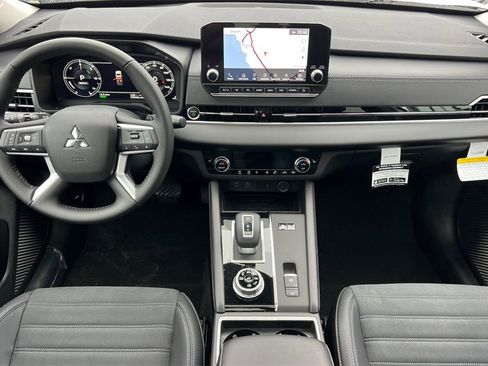 New 2025 Mitsubishi Outlander SE image 14