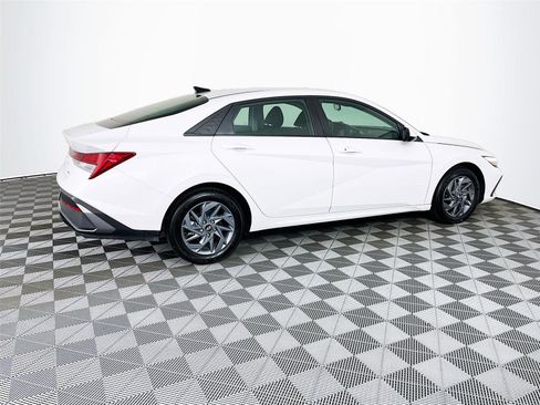 Certified 2025 Hyundai Elantra Hybrid FWD image 11