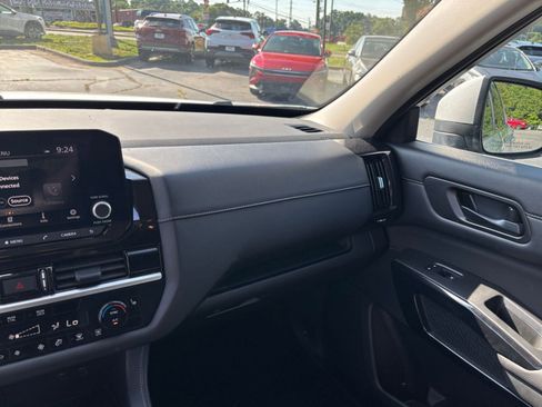 Used 2025 Nissan Pathfinder SV FWD image 32