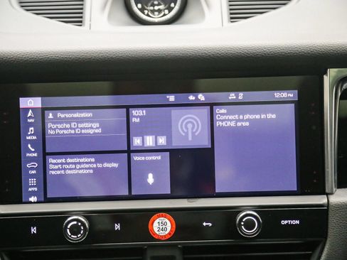 Certified 2025 Porsche Macan AWD/4WD image 18