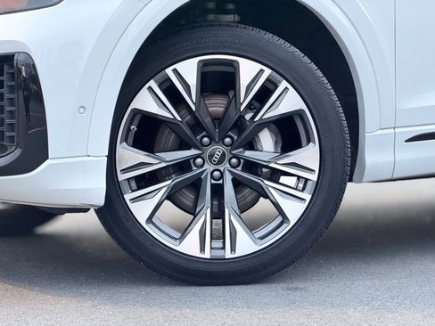 Used 2025 Audi Q8 Premium image 2