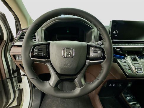 New 2026 Honda Odyssey Touring image 11