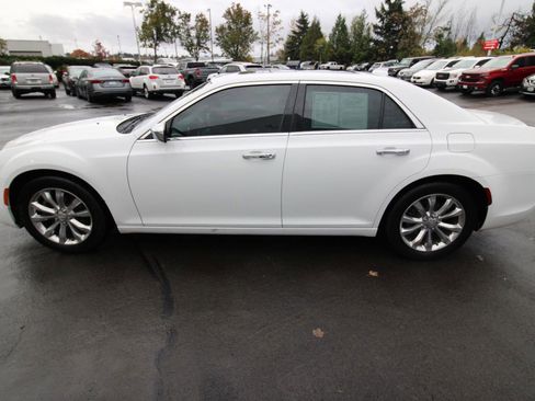 Used 2018 Chrysler 300 Limited image 3