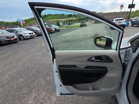 Used 2023 Chrysler Pacifica Touring-L FWD image 12