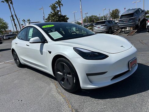 Used 2023 Tesla Model 3 Standard Range RWD image 1