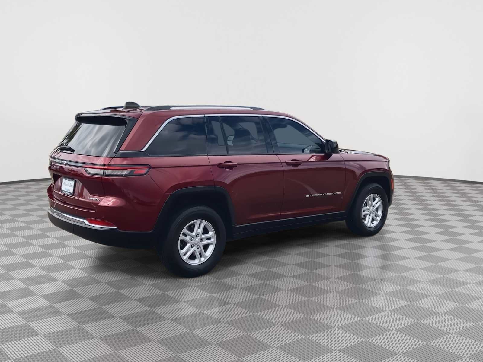 Used 2023 Jeep Grand Cherokee Laredo AWD/4WD image 8