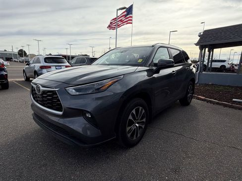 Used 2023 Toyota Highlander XLE image 4