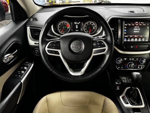 Used 2017 Jeep Cherokee Latitude w/ Comfort/Convenience Group AWD/4WD image 16