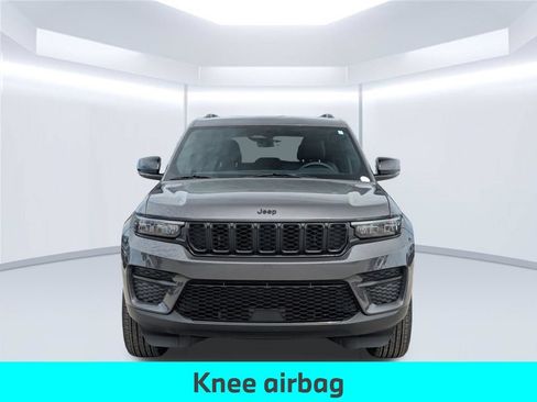 Used 2025 Jeep Grand Cherokee Altitude AWD/4WD image 11