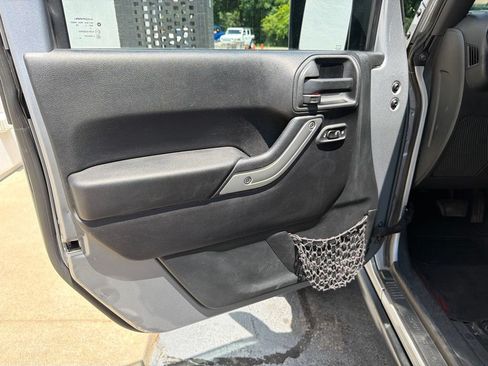 Used 2015 Jeep Wrangler Unlimited Sahara w/ Connectivity Group AWD/4WD image 41