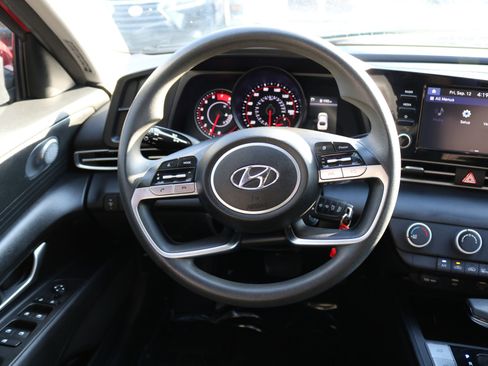 Used 2021 Hyundai Elantra SE image 31