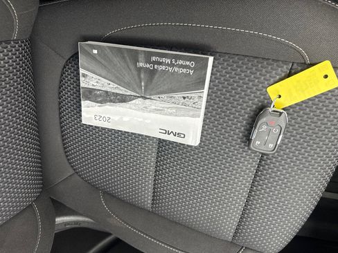 Used 2023 GMC Acadia SLE w/ Driver Convenience Package image 31