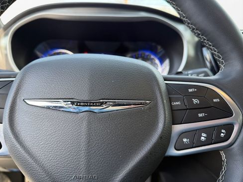 Certified 2025 Chrysler Pacifica Select image 26