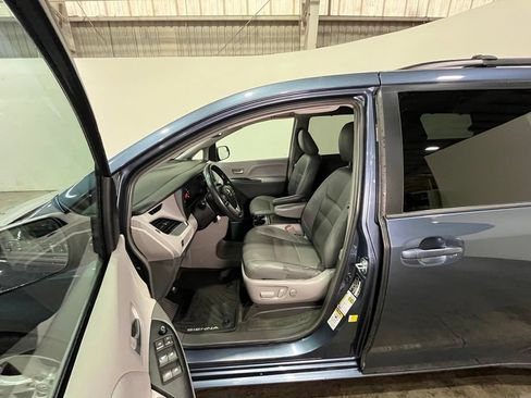 Used 2015 Toyota Sienna LE FWD image 17