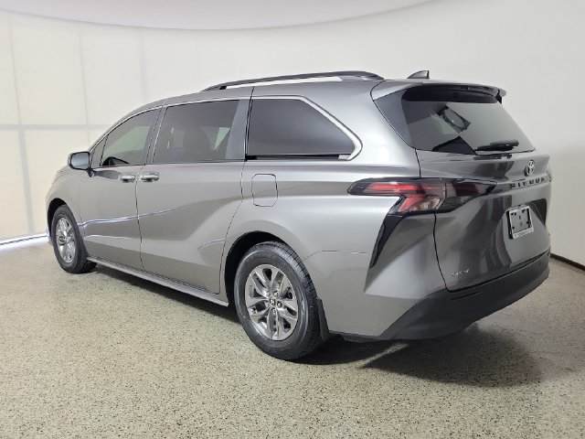 Used 2026 Toyota Sienna XLE FWD image 7