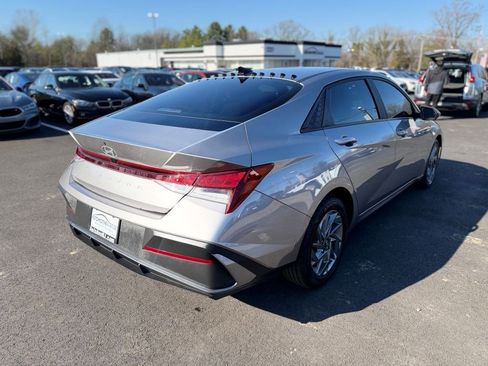 Used 2024 Hyundai Elantra SEL image 3