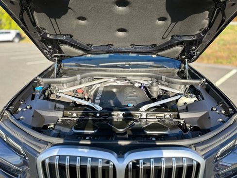 Certified 2024 BMW X7 xDrive40i w/ M Sport Package image 11